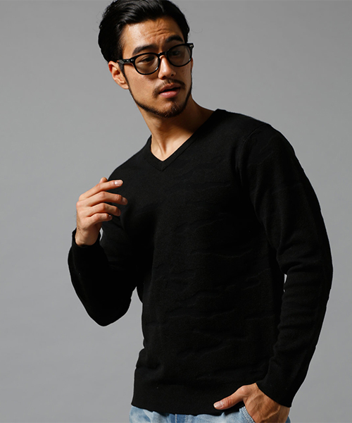 AZUL by moussy（アズールバイマウジー）の「シャドーカモニットVネック長袖プルオーバー（ニット/セーター・メンズ・ブラック/インディゴブルー/グレー・LARGE/MEDIUM/SMALL/X-LARGE/X-SMALL）」の2枚目の写真