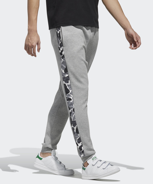 adidas（アディダス）の「グラフィック トラックパンツ [GRAPHICS CB TRACK PANTS] オリジナルス（その他パンツ・メンズ・ブラック/グレー・SMALL/MEDIUM/LARGE/X-LARGE/XX-LARGE/X-SMALL/XXX-LARGE）」の2枚目の写真