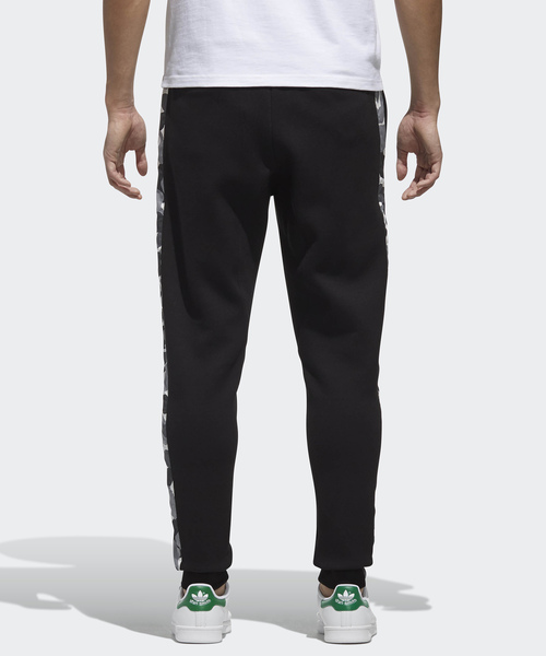 adidas（アディダス）の「グラフィック トラックパンツ [GRAPHICS CB TRACK PANTS] オリジナルス（その他パンツ・メンズ・ブラック/グレー・SMALL/MEDIUM/LARGE/X-LARGE/XX-LARGE/X-SMALL/XXX-LARGE）」の7枚目の写真