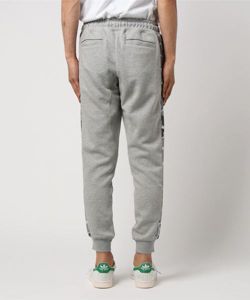 adidas（アディダス）の「グラフィック トラックパンツ [GRAPHICS CB TRACK PANTS] オリジナルス（その他パンツ・メンズ・ブラック/グレー・SMALL/MEDIUM/LARGE/X-LARGE/XX-LARGE/X-SMALL/XXX-LARGE）」の4枚目の写真
