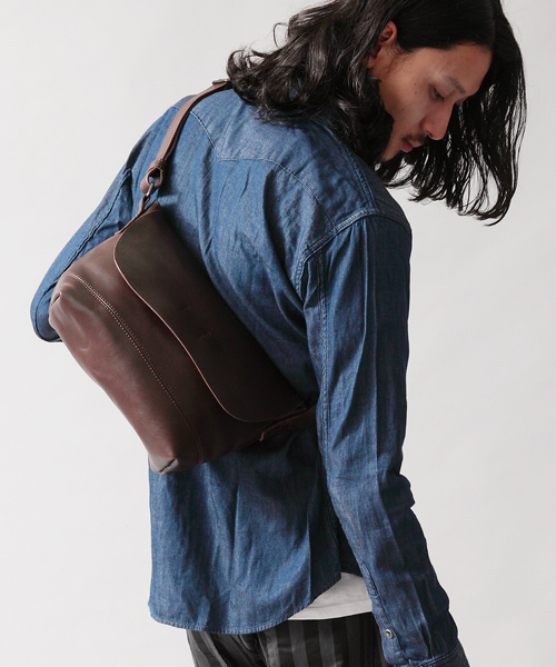 MONKEY TIME（モンキータイム）の「MT ∴ レザー ショルダーバッグ（ショルダーバッグ・メンズ・ブラック/ダークブラウン/ネイビー・ﾌﾘ-）」の2枚目の写真