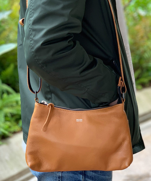 DECADE(ディケイド)の「オイルドカウレザー・ミニショルダーバッグDECADE(No-01177) Oiled Cow Leather Mini Shoulder Bag(ショルダーバッグ)」|ブラウン