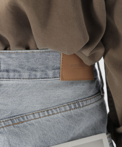 BAYFLOW（ベイフロー）の「ダメージテーパード　19AW（デニムパンツ・レディース・ブルー/ブラック/ネイビー/オフホワイト・SMALL/MEDIUM/LARGE）」の7枚目の写真