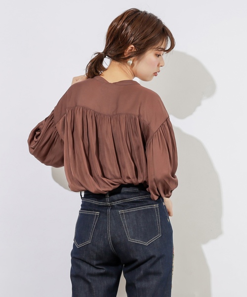 natural couture（ナチュラルクチュール）の「とろみサテンギャザーブラウス（シャツ/ブラウス・レディース・オフホワイト/ブラウン/ベージュ/ミント/ブルー/ピンク系その他/ドット・FREE）」の3枚目の写真