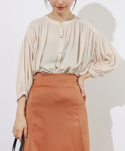 natural couture（ナチュラルクチュール）の「とろみサテンギャザーブラウス（シャツ/ブラウス・レディース・オフホワイト/ブラウン/ベージュ/ミント/ブルー/ピンク系その他/ドット・FREE）」の2枚目の写真