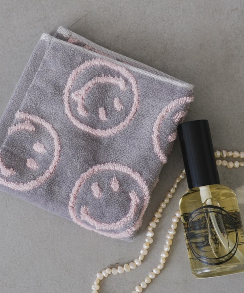 BIRTHDAY BAR（バースデイバー）の「スマイル パターン ジャガード タオルハンカチ（ハンカチ/ハンドタオル・レディース・ブラック/ネイビー/グレー/ピンク/ブルー系その他/チャコールグレー/ブルー/グレー×ピンク/イエロー/グリーン/パープル/オレンジ/ネイビー系/マスタード・フリー）」の4枚目の写真