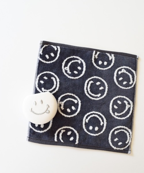 BIRTHDAY BAR（バースデイバー）の「スマイル パターン ジャガード タオルハンカチ（ハンカチ/ハンドタオル・レディース・ブラック/ネイビー/グレー/ピンク/ブルー系その他/チャコールグレー/ブルー/グレー×ピンク/イエロー/グリーン/パープル/オレンジ/ネイビー系/マスタード・フリー）」の3枚目の写真