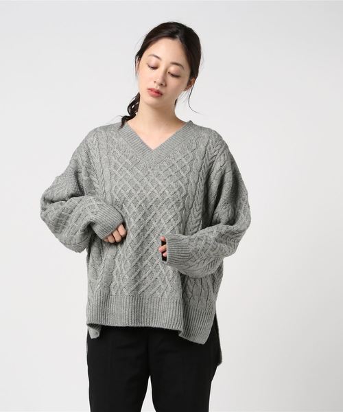 AMERICAN HOLIC（アメリカンホリック）の「Vネック裾スリットケーブルニットプルオーバー＊（ニット/セーター・レディース・グレー系その他/ベージュ系その他2/アイボリー/ネイビー/グレー系その他2・L/M）」の9枚目の写真
