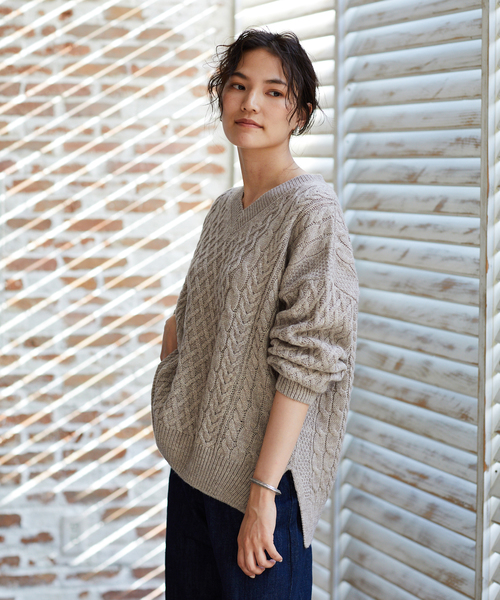 AMERICAN HOLIC（アメリカンホリック）の「Vネック裾スリットケーブルニットプルオーバー＊（ニット/セーター・レディース・グレー系その他/ベージュ系その他2/アイボリー/ネイビー/グレー系その他2・L/M）」の10枚目の写真