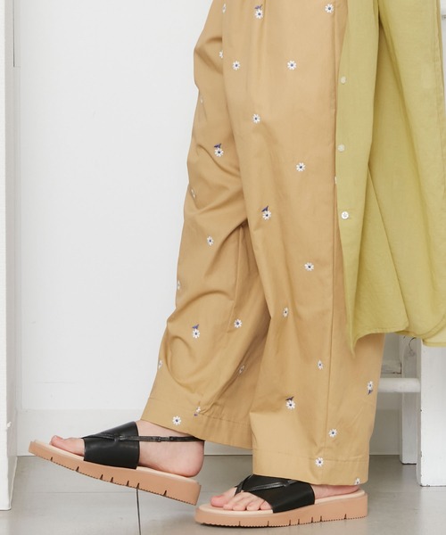 POU DOU DOU（プードゥドゥ）の「トングカバードサンダル（サンダル・レディース・ブラック/ブルー/イエロー・4/3）」の2枚目の写真