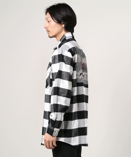 Kare/ME（カーミー）の「Kare/ME（カーミー）別注バックプリントチェックシャツ（シャツ/ブラウス・メンズ・ホワイト/レッド・LARGE/SMALL/MEDIUM）」の4枚目の写真