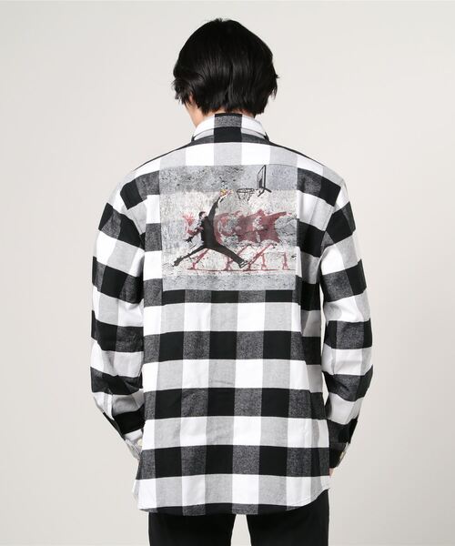 Kare/ME（カーミー）の「Kare/ME（カーミー）別注バックプリントチェックシャツ（シャツ/ブラウス・メンズ・ホワイト/レッド・LARGE/SMALL/MEDIUM）」の5枚目の写真