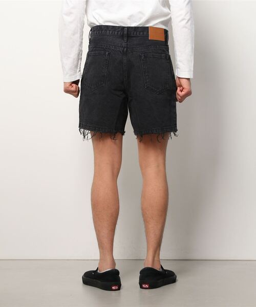 MR.GENTLEMAN(ミスタージェントルマン)の「REPAIRED CRUSH DENIM SHORT(デニムパンツ・メンズ・ブラック系その他/ブルー系その他・SMALL/MEDIUM/LARGE/X-LARGE)」の6枚目の写真