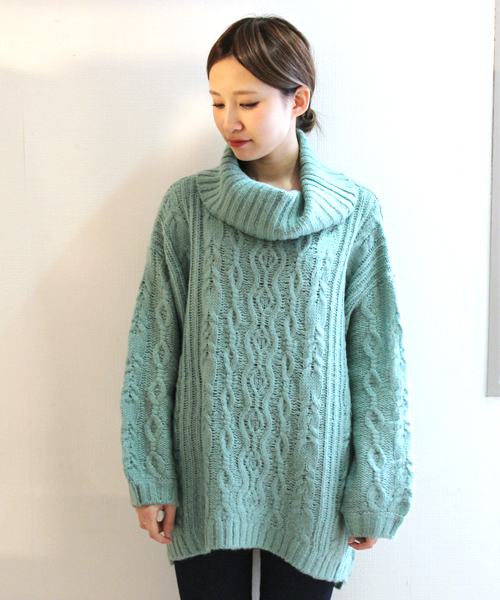 WHO'S WHO gallery(フーズフーギャラリー)の「【期間限定セール】【THE BIG SERIES 】Cable Turtle(ニット/セーター・レディース・グリーン/ブラウン/パープル/ブラック/グレー/ネイビー・FREE)」の1枚目の写真
