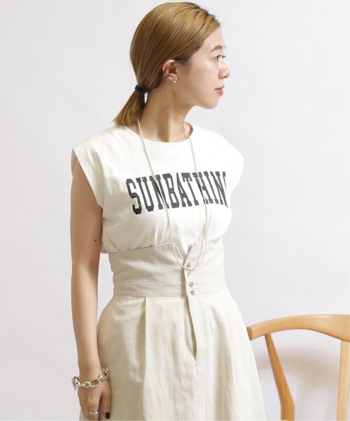 MJUKA.（ミューカ）の「ロゴプリントノースリーブ（Tシャツ/カットソー・レディース・オフホワイト/カーキ/スミクロ・FREE）」の2枚目の写真