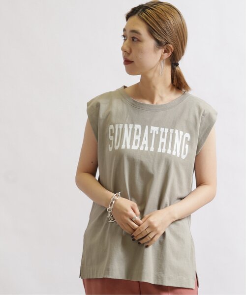 MJUKA.（ミューカ）の「ロゴプリントノースリーブ（Tシャツ/カットソー・レディース・オフホワイト/カーキ/スミクロ・FREE）」の4枚目の写真