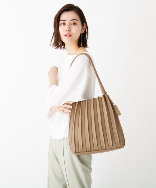 OPAQUE.CLIP（オペークドットクリップ）の「◆プリーツトートバッグ【A4サイズ収納可】（トートバッグ・レディース・ブラック/ベージュ/オフホワイト・00）」の11枚目の写真