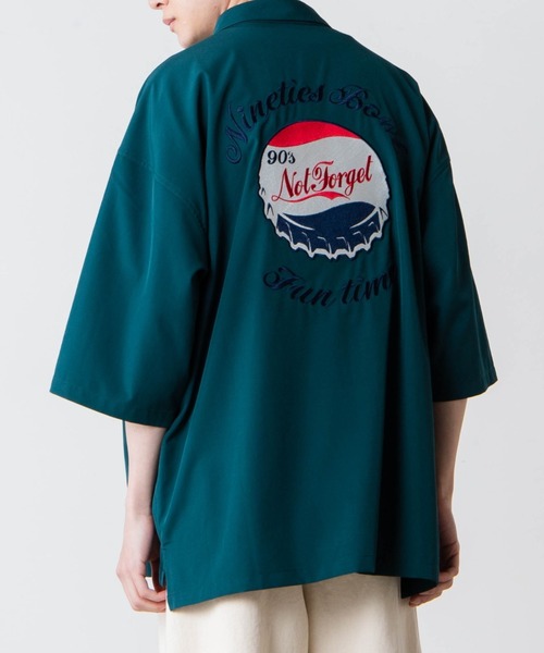 WEGO(ウィゴー)の「WEGO/ビンテージロゴ刺繍ビッグシルエット5分袖シャツ(シャツ/ブラウス・メンズ・ホワイト/ダークグリーン/イエロー・MEDIUM/LARGE)」の1枚目の写真