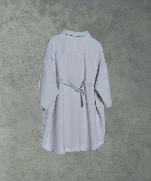 ADRER（アドラー）の「high drape back belt open collar shirt/ハイドレープバックベルトオープンカラーシャツ（シャツ/ブラウス・メンズ・ブラック/グレー・SMALL/MEDIUM/LARGE/X-SMALL）」の3枚目の写真