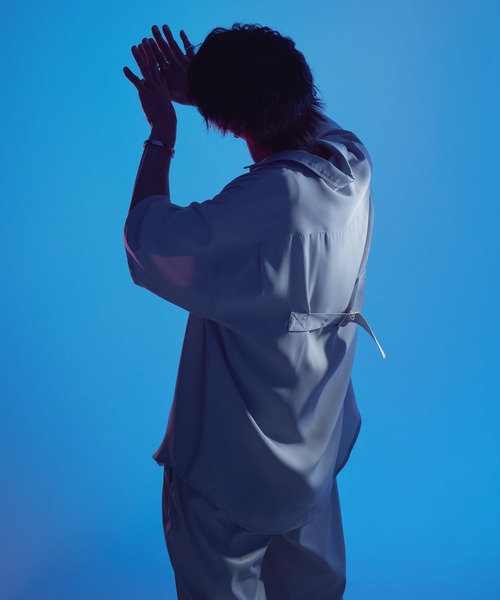 ADRER（アドラー）の「high drape back belt open collar shirt/ハイドレープバックベルトオープンカラーシャツ（シャツ/ブラウス・メンズ・ブラック/グレー・SMALL/MEDIUM/LARGE/X-SMALL）」の14枚目の写真