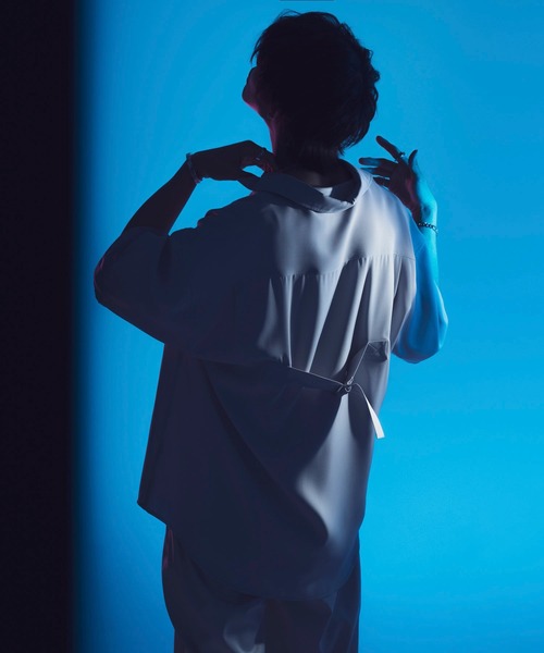 ADRER（アドラー）の「high drape back belt open collar shirt/ハイドレープバックベルトオープンカラーシャツ（シャツ/ブラウス・メンズ・ブラック/グレー・SMALL/MEDIUM/LARGE/X-SMALL）」の15枚目の写真