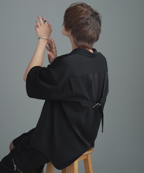 ADRER（アドラー）の「high drape back belt open collar shirt/ハイドレープバックベルトオープンカラーシャツ（シャツ/ブラウス・メンズ・ブラック/グレー・SMALL/MEDIUM/LARGE/X-SMALL）」の10枚目の写真
