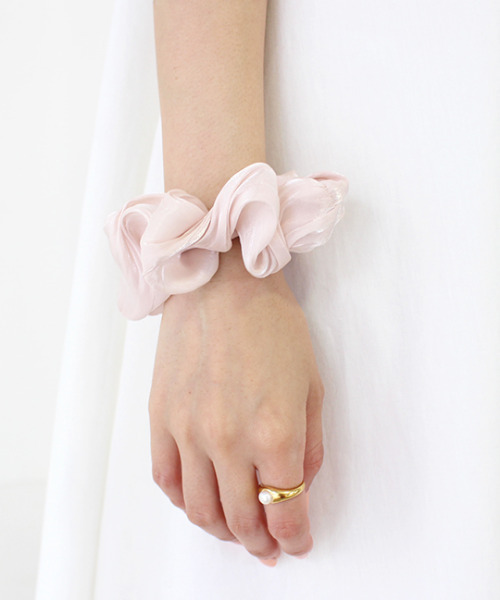 MODE ROBE（モードローブ）の「サテンカラーシュシュ（シュシュ・レディース・イエロー/アイボリー/ミント/ブルー系その他/ピンクベージュ/ライトベージュ・FREE）」の6枚目の写真