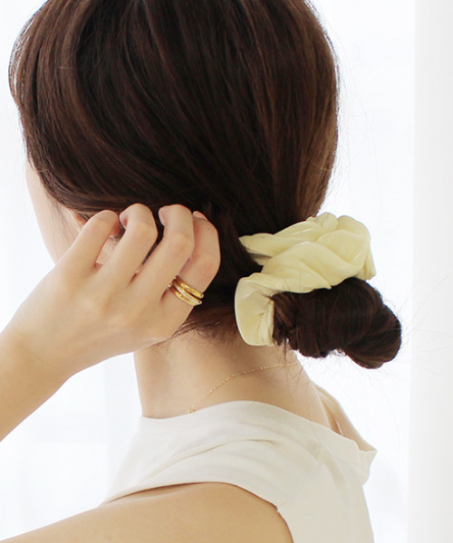 MODE ROBE（モードローブ）の「サテンカラーシュシュ（シュシュ・レディース・イエロー/アイボリー/ミント/ブルー系その他/ピンクベージュ/ライトベージュ・FREE）」の5枚目の写真