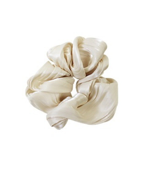 MODE ROBE（モードローブ）の「サテンカラーシュシュ（シュシュ・レディース・イエロー/アイボリー/ミント/ブルー系その他/ピンクベージュ/ライトベージュ・FREE）」の2枚目の写真