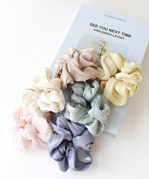 MODE ROBE（モードローブ）の「サテンカラーシュシュ（シュシュ・レディース・イエロー/アイボリー/ミント/ブルー系その他/ピンクベージュ/ライトベージュ・FREE）」の7枚目の写真