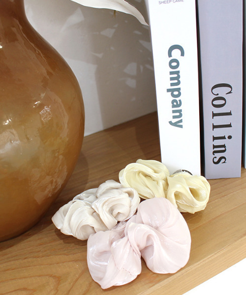 MODE ROBE（モードローブ）の「サテンカラーシュシュ（シュシュ・レディース・イエロー/アイボリー/ミント/ブルー系その他/ピンクベージュ/ライトベージュ・FREE）」の14枚目の写真