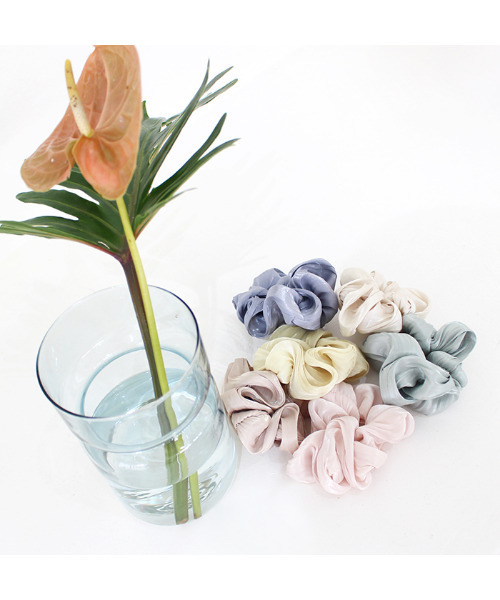 MODE ROBE（モードローブ）の「サテンカラーシュシュ（シュシュ・レディース・イエロー/アイボリー/ミント/ブルー系その他/ピンクベージュ/ライトベージュ・FREE）」の17枚目の写真