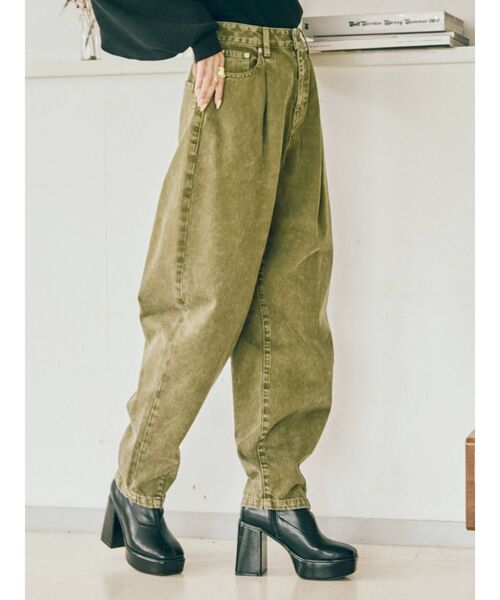 EVRIS（エヴリス）の「ボリュームテーパードデニムパンツ（デニムパンツ・レディース・ブラック/ブラウン/カーキ・SMALL/MEDIUM）」の6枚目の写真