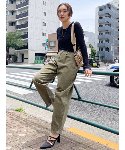 EVRIS（エヴリス）の「ボリュームテーパードデニムパンツ（デニムパンツ・レディース・ブラック/ブラウン/カーキ・SMALL/MEDIUM）」の13枚目の写真