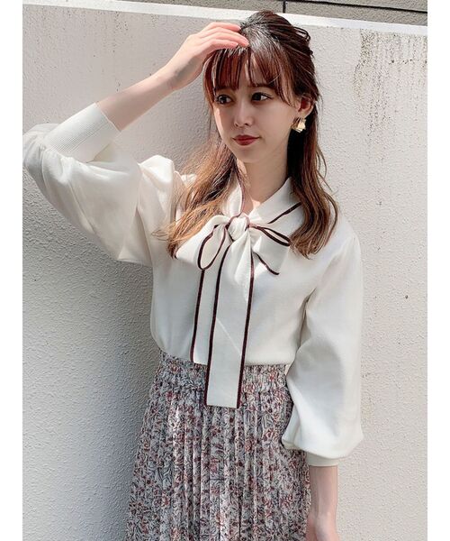 dazzlin(ダズリン)の「ボウタイ配色ニットトップス(ニット/セーター・レディース・ブラウン/オフホワイト/ピンク/モカ/ブラック・FREE)」の2枚目の写真