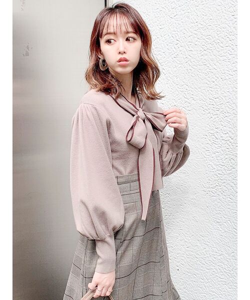 dazzlin(ダズリン)の「ボウタイ配色ニットトップス(ニット/セーター・レディース・ブラウン/オフホワイト/ピンク/モカ/ブラック・FREE)」の4枚目の写真