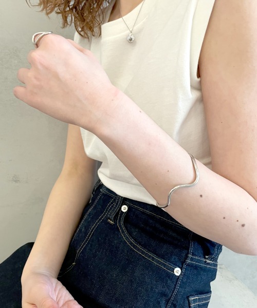 mystic（ミスティック）の「[eau un bijou] wave (bangle)（バングル/リストバンド・レディース・シルバー/ゴールド・ONE SIZE）」の2枚目の写真