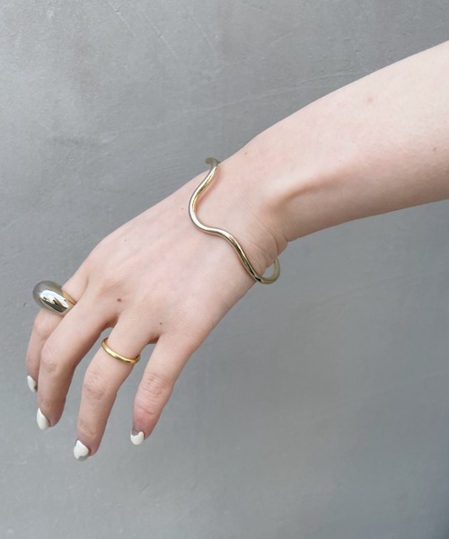 mystic（ミスティック）の「[eau un bijou] wave (bangle)（バングル/リストバンド・レディース・シルバー/ゴールド・ONE SIZE）」の8枚目の写真