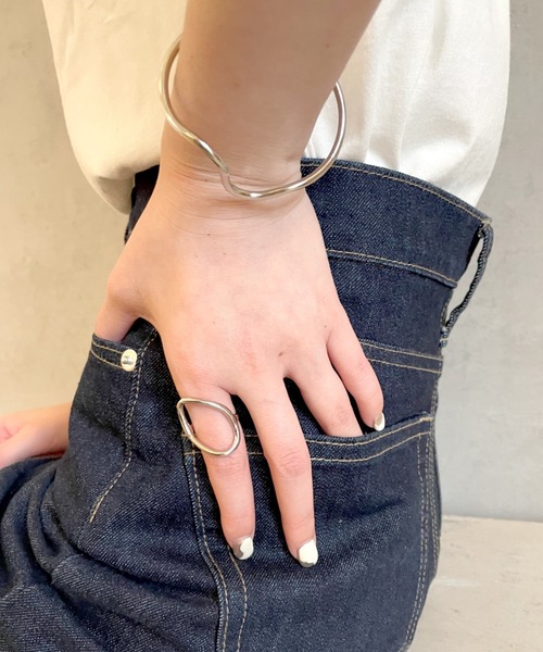 mystic（ミスティック）の「[eau un bijou] wave (bangle)（バングル/リストバンド・レディース・シルバー/ゴールド・ONE SIZE）」の3枚目の写真
