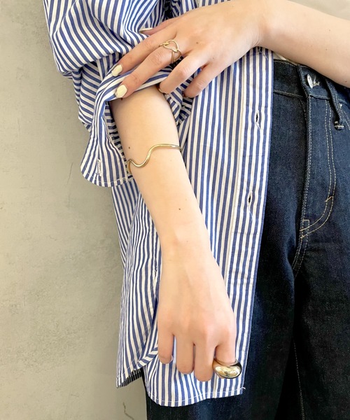 mystic（ミスティック）の「[eau un bijou] wave (bangle)（バングル/リストバンド・レディース・シルバー/ゴールド・ONE SIZE）」の4枚目の写真