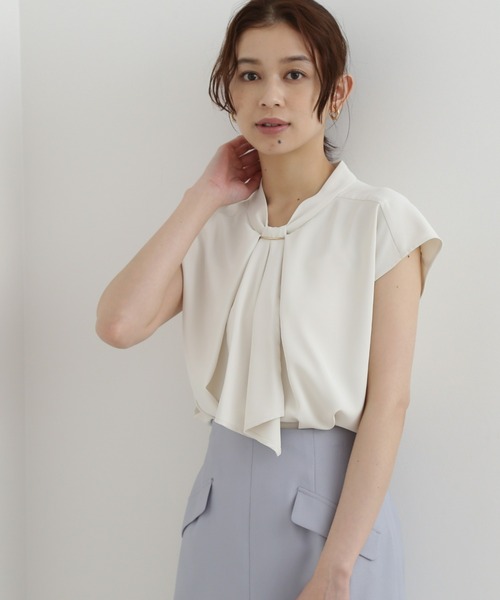 NATURAL BEAUTY BASIC（ナチュラルビューティーベーシック）の「メタルポイントボウタイブラウス（シャツ/ブラウス・レディース・チャコールグレー/ブルー/グレイッシュベージュ/グレー系その他5・SMALL/MEDIUM）」の3枚目の写真