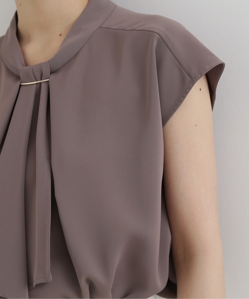 NATURAL BEAUTY BASIC（ナチュラルビューティーベーシック）の「メタルポイントボウタイブラウス（シャツ/ブラウス・レディース・チャコールグレー/ブルー/グレイッシュベージュ/グレー系その他5・SMALL/MEDIUM）」の10枚目の写真