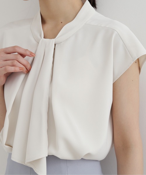 NATURAL BEAUTY BASIC（ナチュラルビューティーベーシック）の「メタルポイントボウタイブラウス（シャツ/ブラウス・レディース・チャコールグレー/ブルー/グレイッシュベージュ/グレー系その他5・SMALL/MEDIUM）」の11枚目の写真