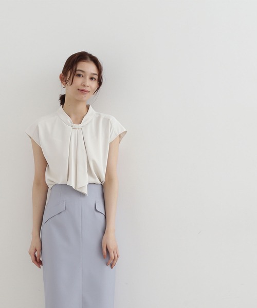 NATURAL BEAUTY BASIC（ナチュラルビューティーベーシック）の「メタルポイントボウタイブラウス（シャツ/ブラウス・レディース・チャコールグレー/ブルー/グレイッシュベージュ/グレー系その他5・SMALL/MEDIUM）」の15枚目の写真