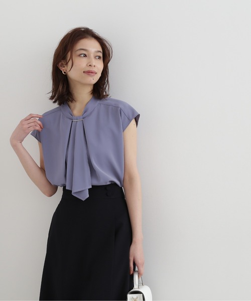 NATURAL BEAUTY BASIC（ナチュラルビューティーベーシック）の「メタルポイントボウタイブラウス（シャツ/ブラウス・レディース・チャコールグレー/ブルー/グレイッシュベージュ/グレー系その他5・SMALL/MEDIUM）」の5枚目の写真