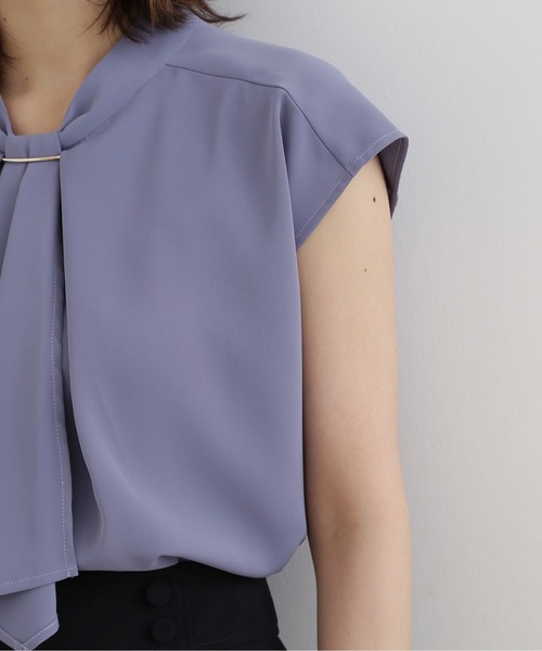 NATURAL BEAUTY BASIC（ナチュラルビューティーベーシック）の「メタルポイントボウタイブラウス（シャツ/ブラウス・レディース・チャコールグレー/ブルー/グレイッシュベージュ/グレー系その他5・SMALL/MEDIUM）」の16枚目の写真