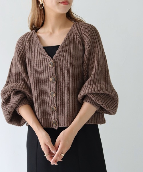 HER CLOSET（ハークローゼット）の「【shemoshelly】WEB限定バルキーニットVネックショートカーディガン（カーディガン/ボレロ・レディース・ブラック/ブラウン/イエロー/ライトベージュ・M）」の2枚目の写真