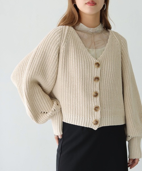 HER CLOSET（ハークローゼット）の「【shemoshelly】WEB限定バルキーニットVネックショートカーディガン（カーディガン/ボレロ・レディース・ブラック/ブラウン/イエロー/ライトベージュ・M）」の3枚目の写真