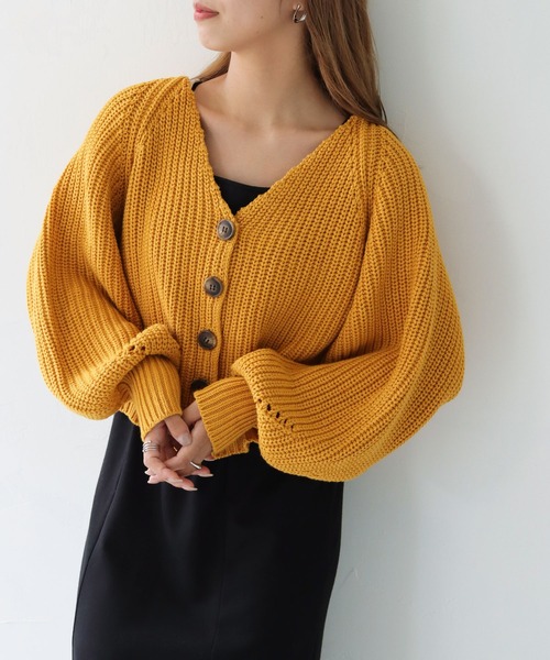 HER CLOSET（ハークローゼット）の「【shemoshelly】WEB限定バルキーニットVネックショートカーディガン（カーディガン/ボレロ・レディース・ブラック/ブラウン/イエロー/ライトベージュ・M）」の4枚目の写真