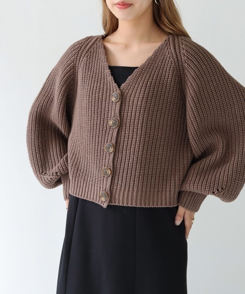 HER CLOSET（ハークローゼット）の「【shemoshelly】WEB限定バルキーニットVネックショートカーディガン（カーディガン/ボレロ・レディース・ブラック/ブラウン/イエロー/ライトベージュ・M）」の15枚目の写真